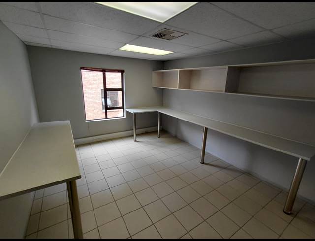 151M² OFFICE TO LET IN FOURWAYS